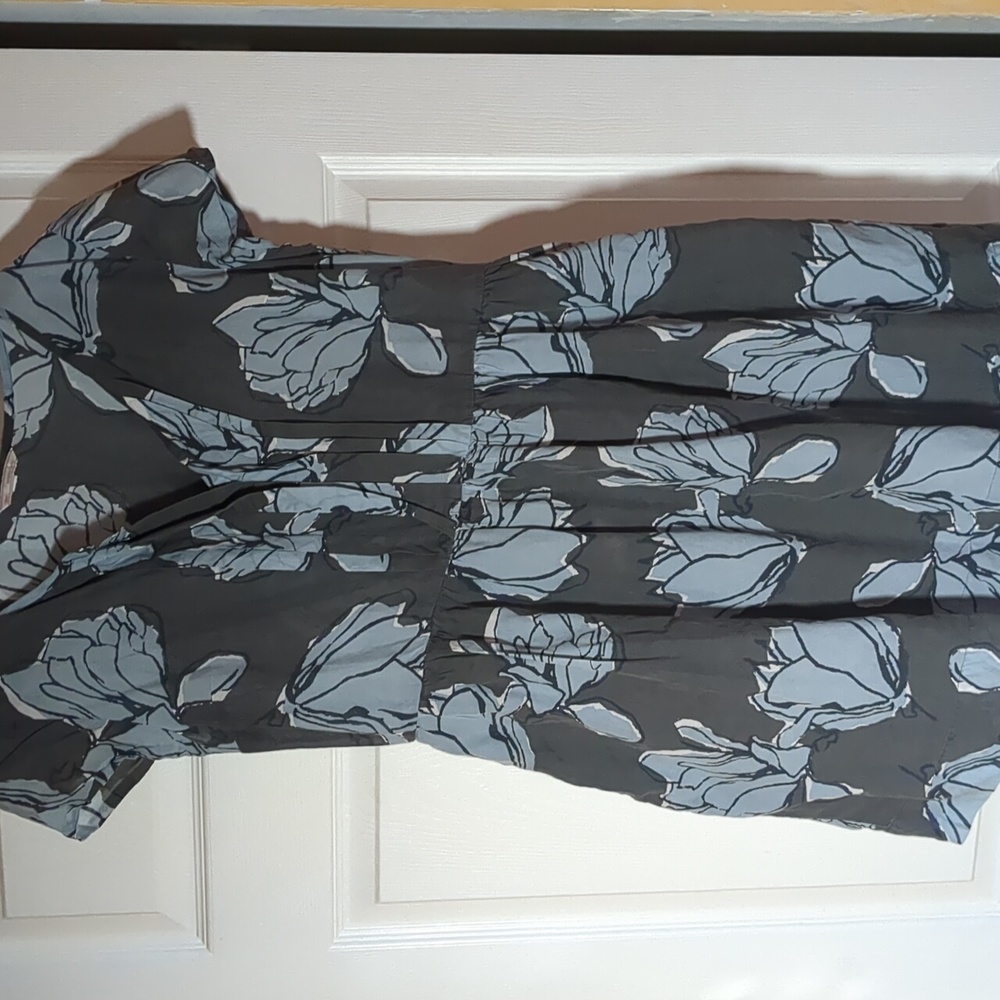 Cute Gap dress with flouncy skirt and hidden pockets